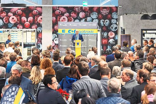 Geschäftsführer Rudolf Matkovic begrüßte die Gäste bei der Eröffnungsfeier im neuen Großmarkt in Offenburg.     Foto: Guido Gegg
