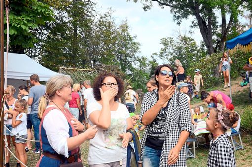 Sigrid Schäfer (links) lud zum Pantomime-Spiel ein – diese Besucherinnen verteilten Gunstbezeugungen wie einst Burgfräuleins. Foto: Baublies
