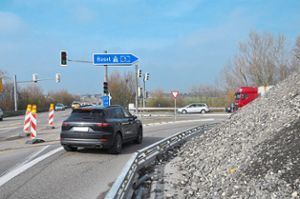 Ab Aschermittwoch wird es für dreieinhalb Wochen nicht mehr möglich sein, von der B 415 auf die Autobahn Richtung  Basel abzubiegen. Das Baumaterial für den Ausbau der Auffahrt liegt bereits bereit.   Foto: Schabel