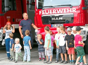 Feuerwehrmann Kai Rehor zeigte den Kindern das Gerätehaus inklusive der  Löschfahrzeuge. Foto: Kiryakova Foto: Lahrer Zeitung