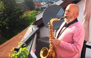 Herbert Wickertsheim  musiziert allabendlich  auf seinem Balkon.  Foto: Youtube-Screenshot: Röckelein