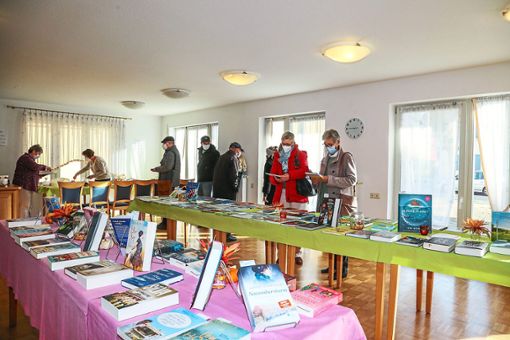 Insgesamt 150 Bücher wurden bei der Buchausstellung in der Bücherei St. Jakobus vorgestellt. Diese können bestellt und die Bücherei dadurch unterstützt werden. Foto: Decoux-Kone